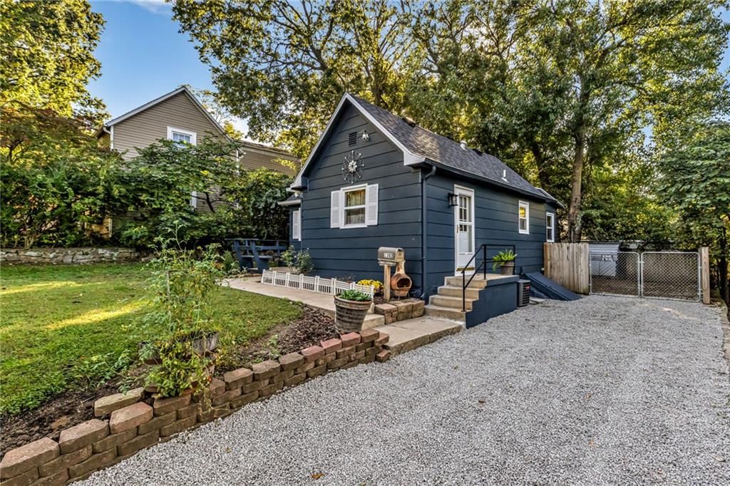 1302 S Hedges Avenue, Independence, MO: listing photo 2