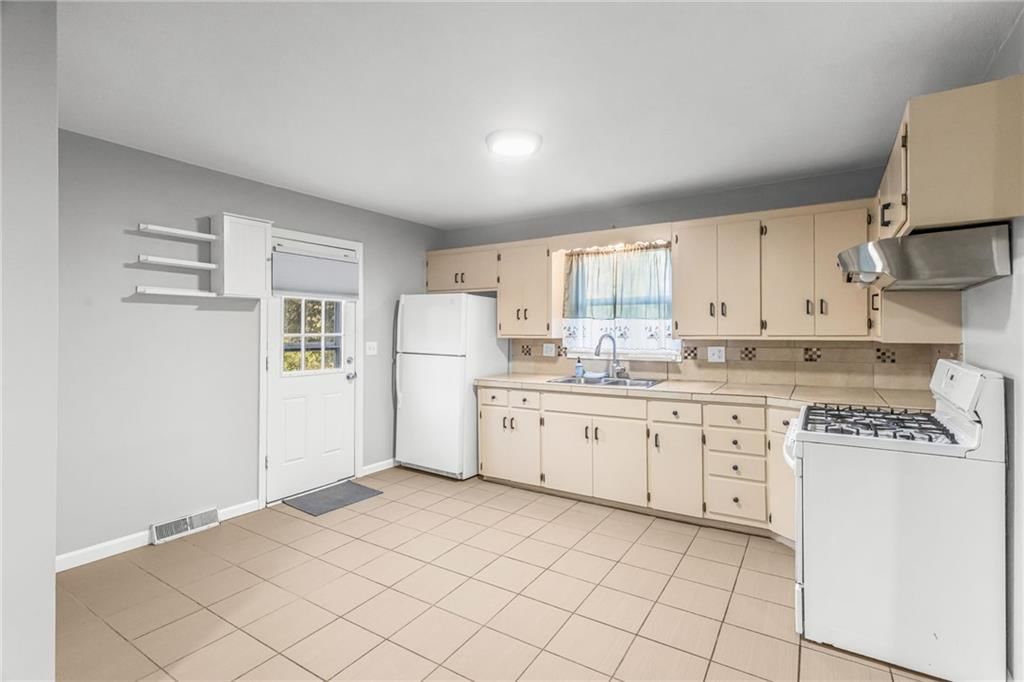 Breakfast nook and kitchen backsplash at 1302 S Hedges Avenue, Independence, MO 64052