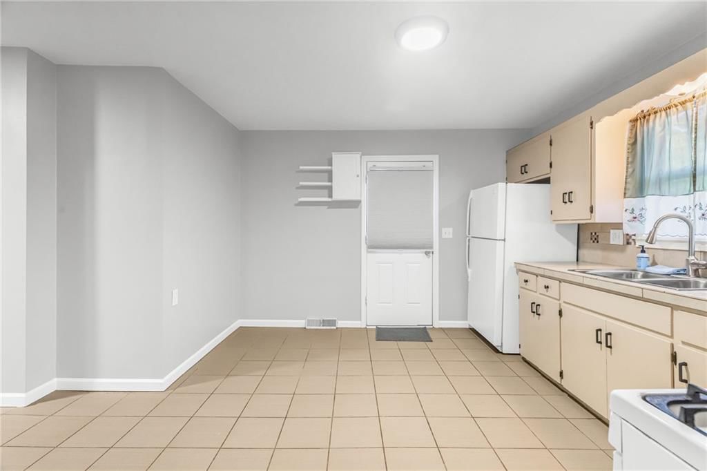 Photo 8 of 16 - 1302 S Hedges Avenue, Independence, MO 64052