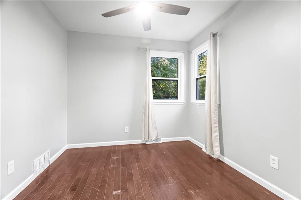 Photo 10 of 16 - 1302 S Hedges Avenue, Independence, MO 64052