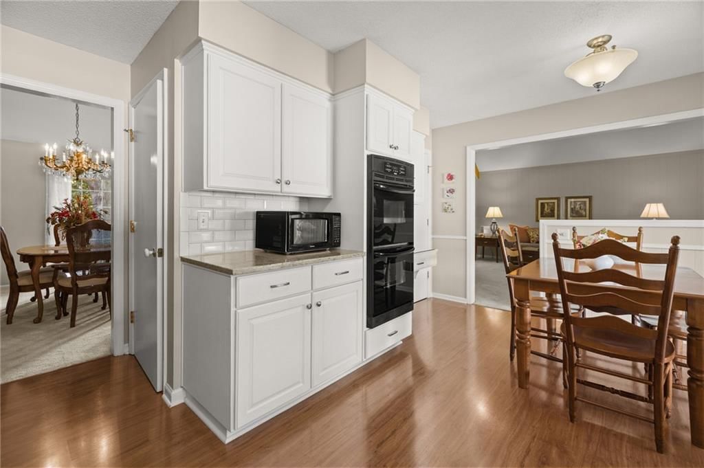 Double oven at 7812 W 100th Terrace, Overland Park, KS 66212
