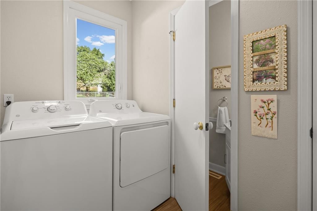 Photo 17 of 41 - 7812 W 100th Terrace, Overland Park, KS 66212