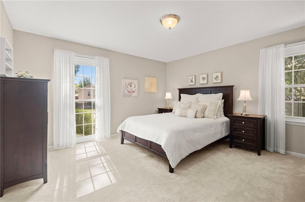 Photo 18 of 41 - 7812 W 100th Terrace, Overland Park, KS 66212