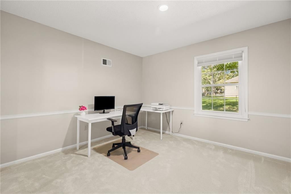 Photo 22 of 41 - 7812 W 100th Terrace, Overland Park, KS 66212