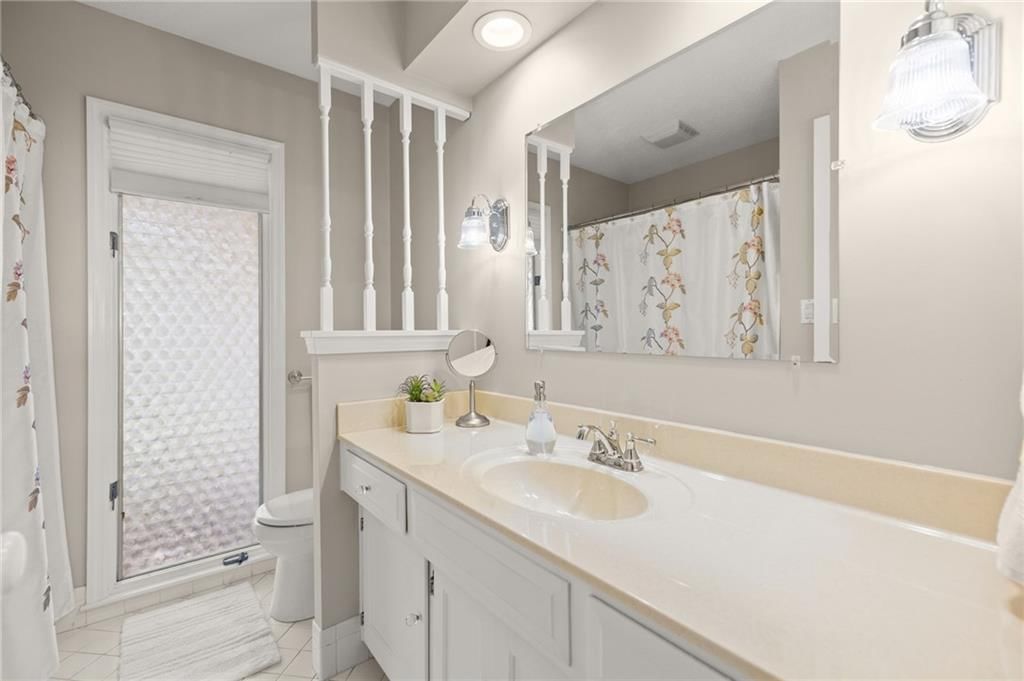 Photo 24 of 41 - 7812 W 100th Terrace, Overland Park, KS 66212