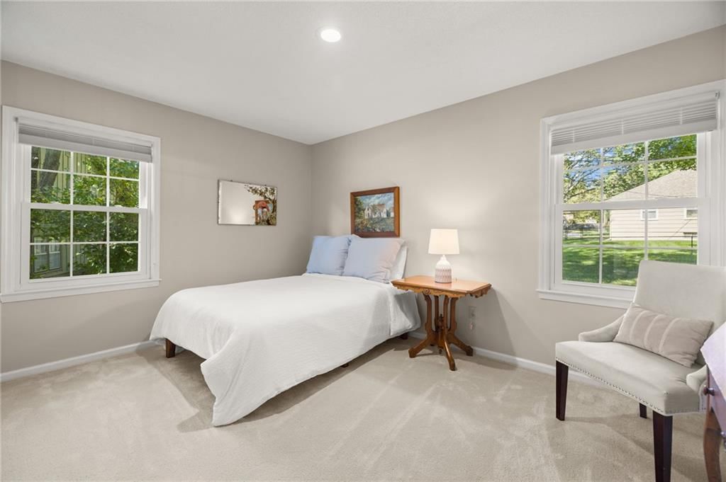 Photo 25 of 41 - 7812 W 100th Terrace, Overland Park, KS 66212