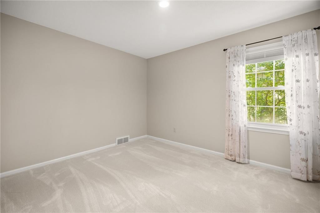 Photo 28 of 41 - 7812 W 100th Terrace, Overland Park, KS 66212