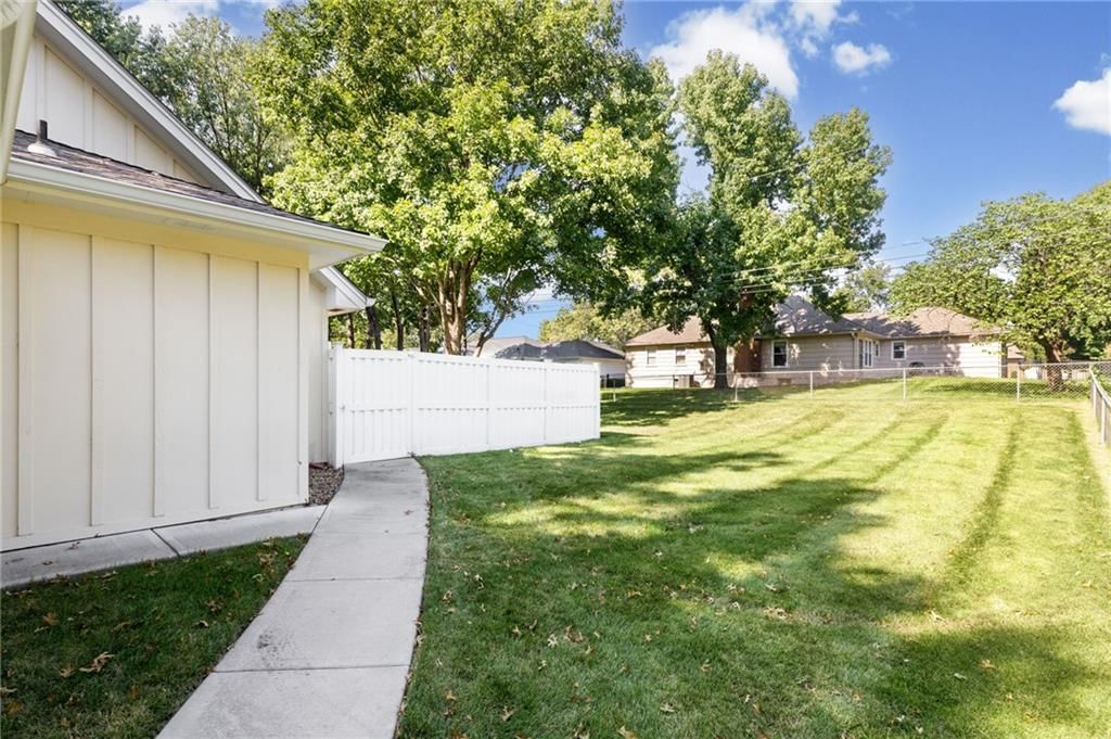 Photo 33 of 41 - 7812 W 100th Terrace, Overland Park, KS 66212