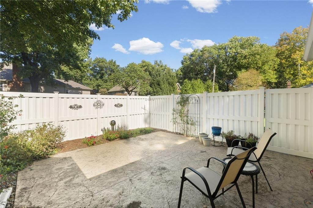 Photo 35 of 41 - 7812 W 100th Terrace, Overland Park, KS 66212