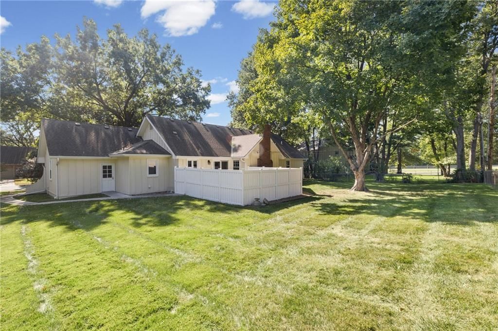 Photo 36 of 41 - 7812 W 100th Terrace, Overland Park, KS 66212