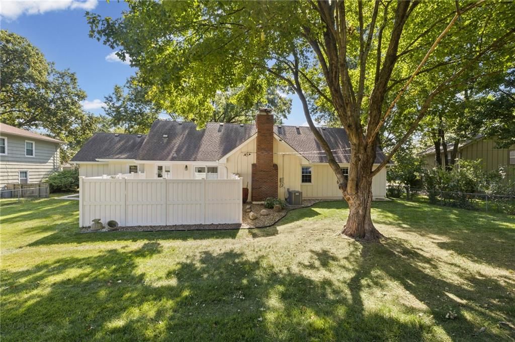 Photo 37 of 41 - 7812 W 100th Terrace, Overland Park, KS 66212
