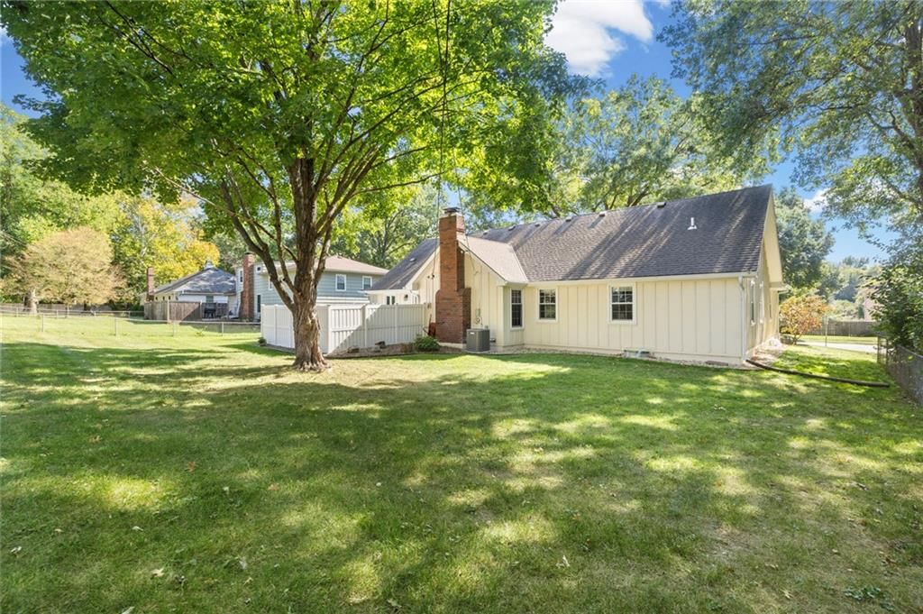 Photo 38 of 41 - 7812 W 100th Terrace, Overland Park, KS 66212