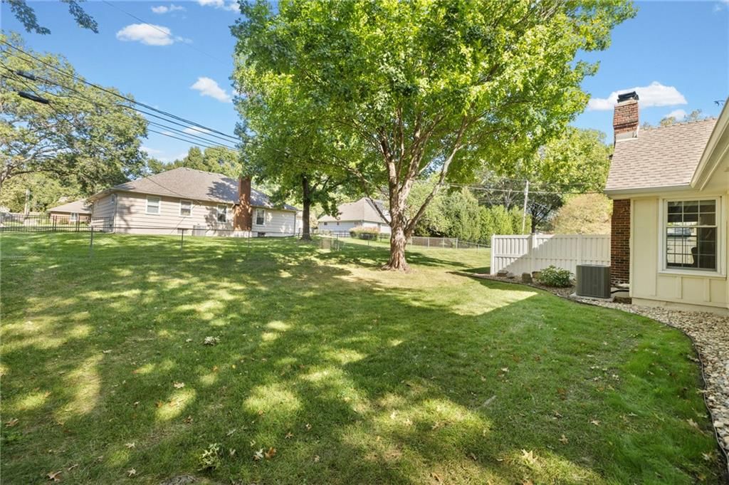Photo 39 of 41 - 7812 W 100th Terrace, Overland Park, KS 66212