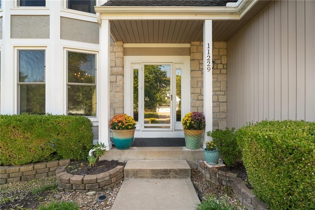 11229 W 117th Street, Overland Park, KS: listing photo 3
