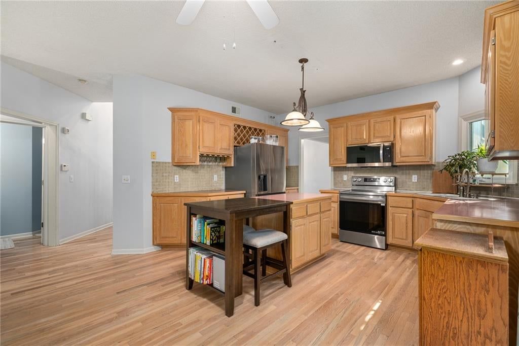Photo 7 of 29 - 11229 W 117th Street, Overland Park, KS 66210