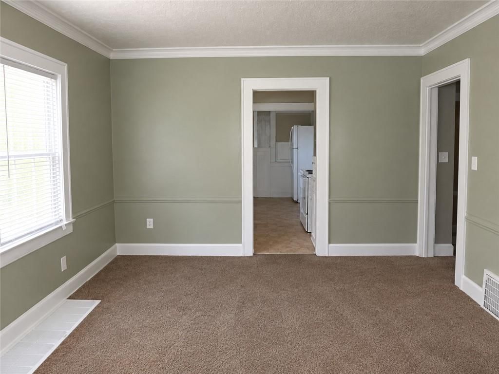 Green walls at 340 Elmwood Avenue, Kansas City, MO 64124
