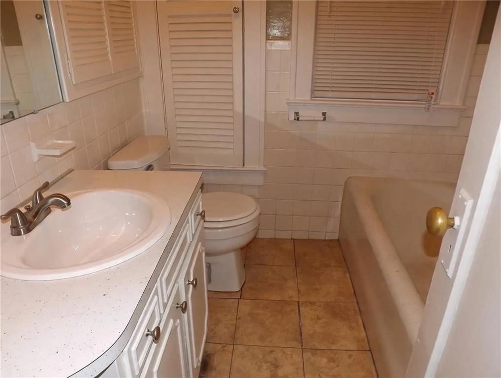 White vanity at 340 Elmwood Avenue, Kansas City, MO 64124