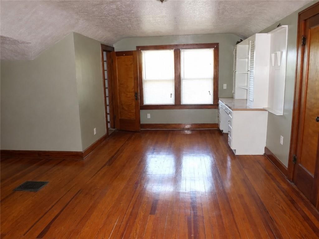 Photo 9 of 13 - 340 Elmwood Avenue, Kansas City, MO 64124