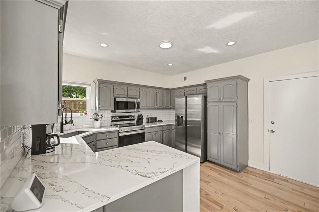 Photo 11 of 33 - 20831 W 102nd Street, Lenexa, KS 66220