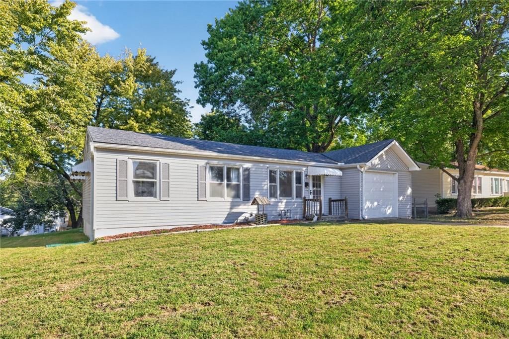 Photo 4 of 22 - 504 W 38TH Street N, Independence, MO 64050