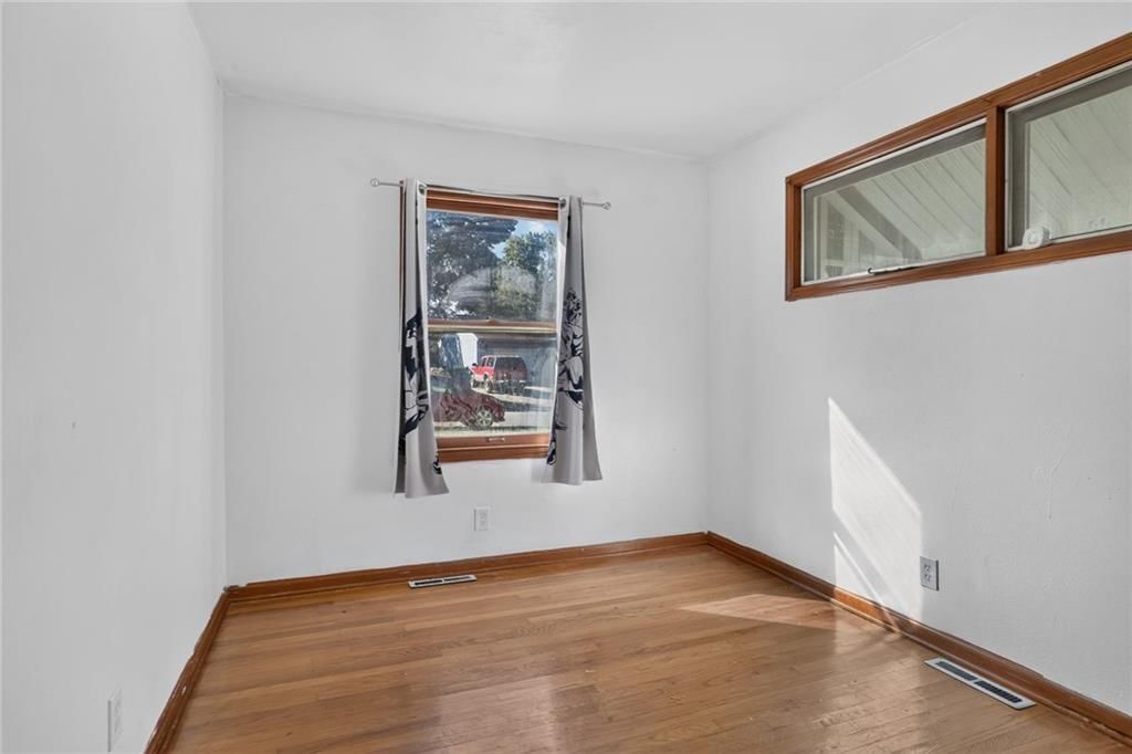 Photo 13 of 22 - 504 W 38TH Street N, Independence, MO 64050