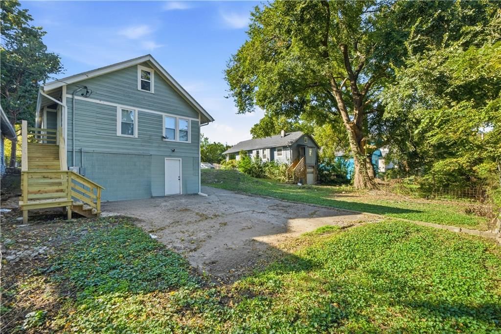 Attached garage and flat lot at 4223 Agnes Avenue, Kansas City, MO 64130