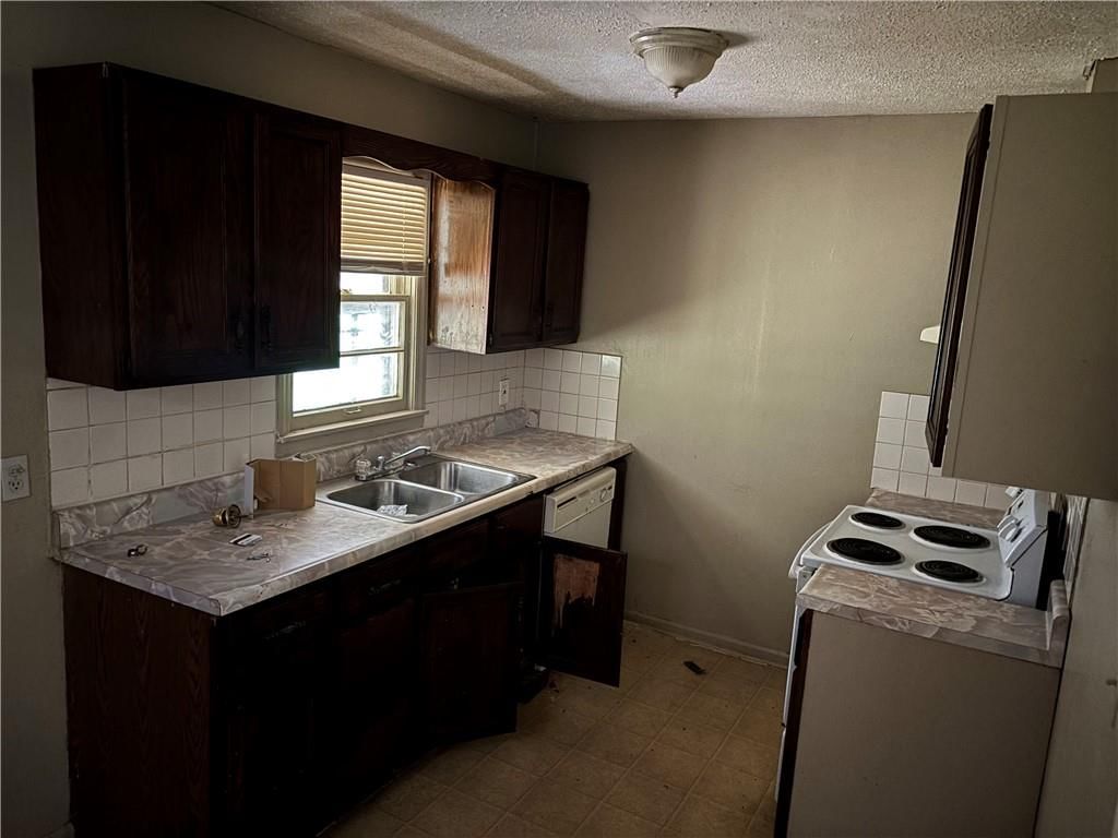 Electric range and kitchen backsplash at 3346 E 55TH Street, Kansas City, MO 64130