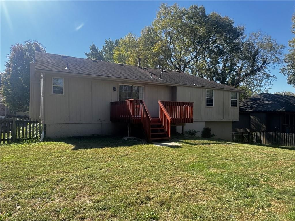 1211 SW Hillcrest Drive, Blue Springs, MO: listing photo 2