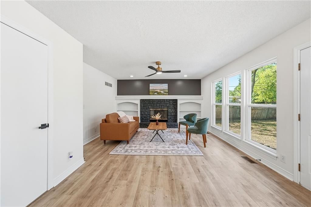 Photo 8 of 33 - 1436 N Anne Shirley Drive, Olathe, KS 66061