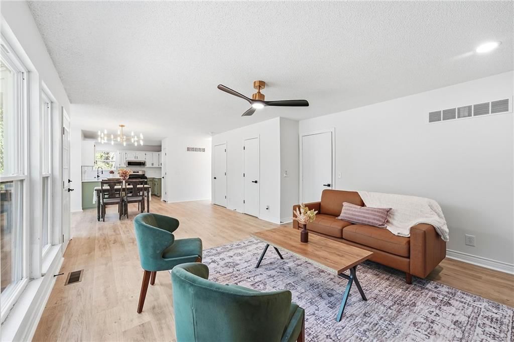 Photo 10 of 33 - 1436 N Anne Shirley Drive, Olathe, KS 66061