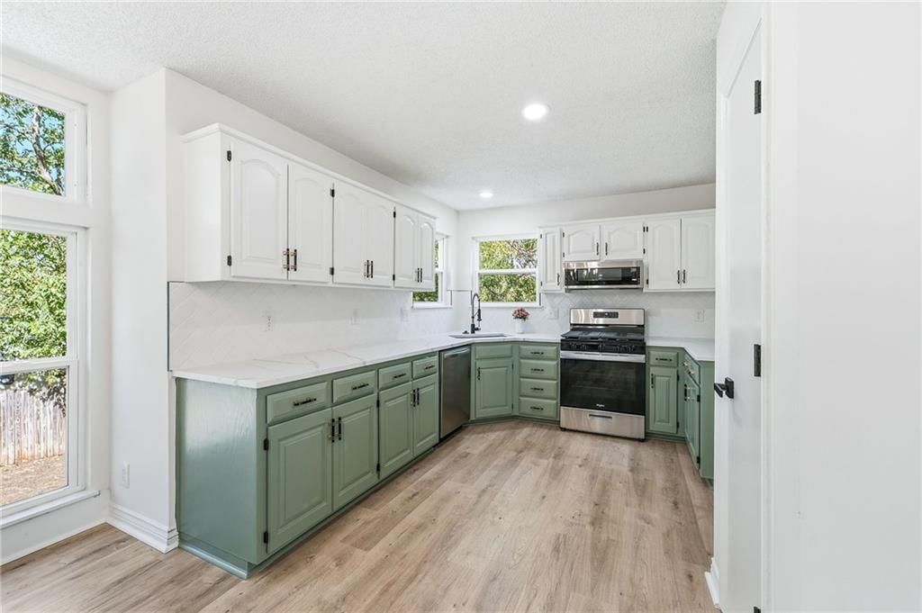 Photo 12 of 33 - 1436 N Anne Shirley Drive, Olathe, KS 66061