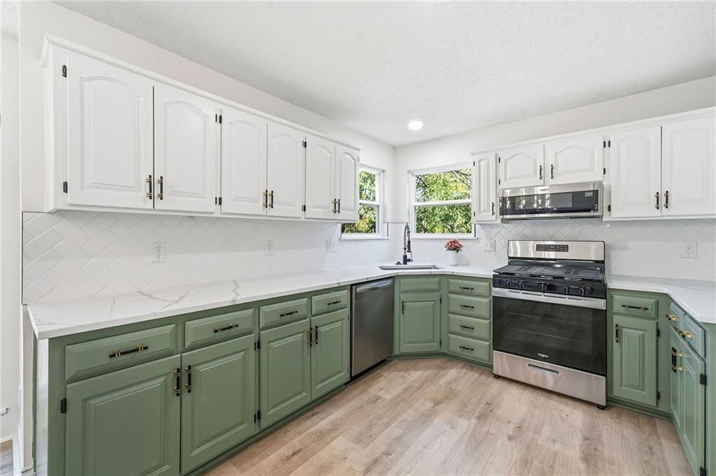 Photo 14 of 33 - 1436 N Anne Shirley Drive, Olathe, KS 66061