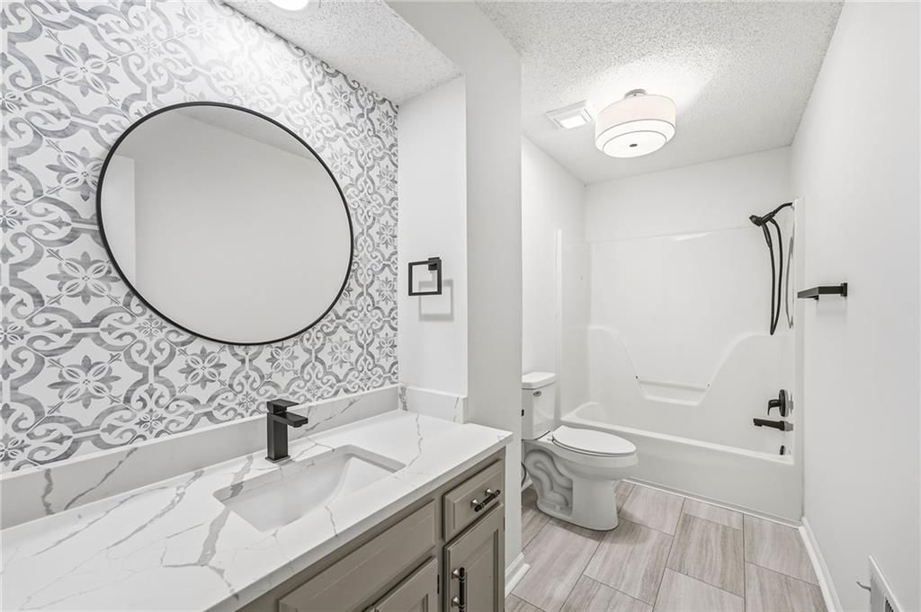 Photo 16 of 33 - 1436 N Anne Shirley Drive, Olathe, KS 66061