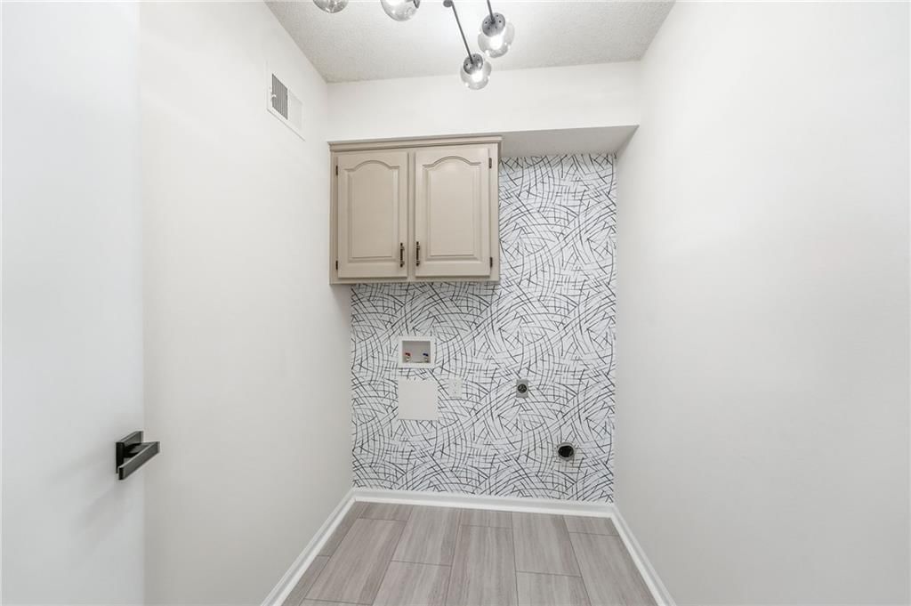 Photo 17 of 33 - 1436 N Anne Shirley Drive, Olathe, KS 66061