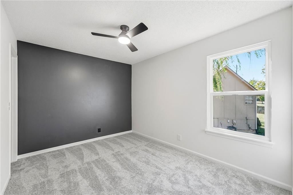 Photo 18 of 33 - 1436 N Anne Shirley Drive, Olathe, KS 66061