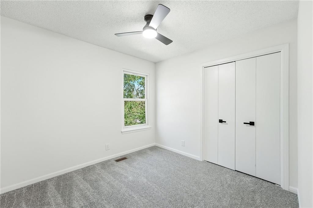Photo 21 of 33 - 1436 N Anne Shirley Drive, Olathe, KS 66061