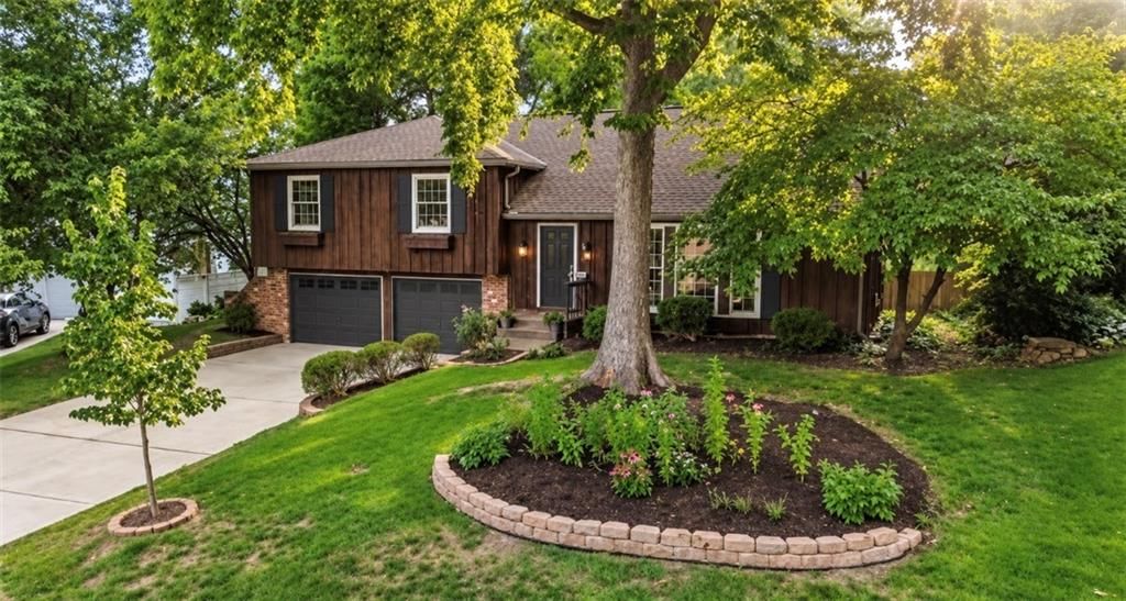10006 Linden Street, Overland Park, KS: listing photo 2