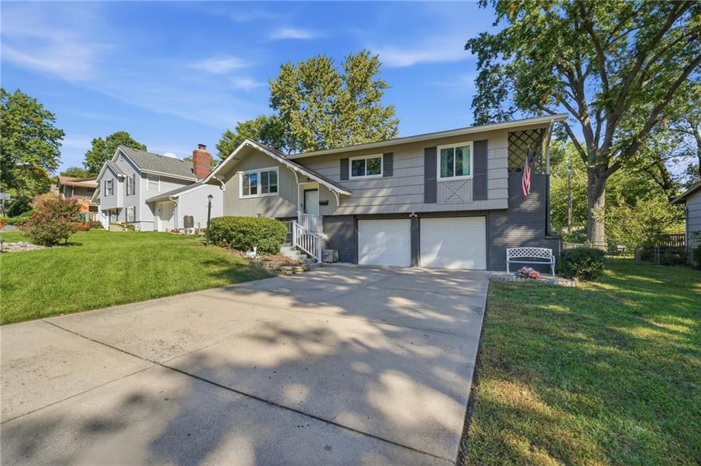 Photo 4 of 45 - 1700 NE 67th Place, Gladstone, MO 64118