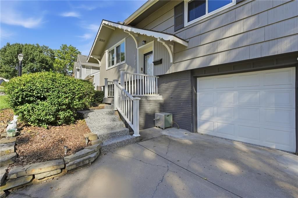 Photo 6 of 45 - 1700 NE 67th Place, Gladstone, MO 64118