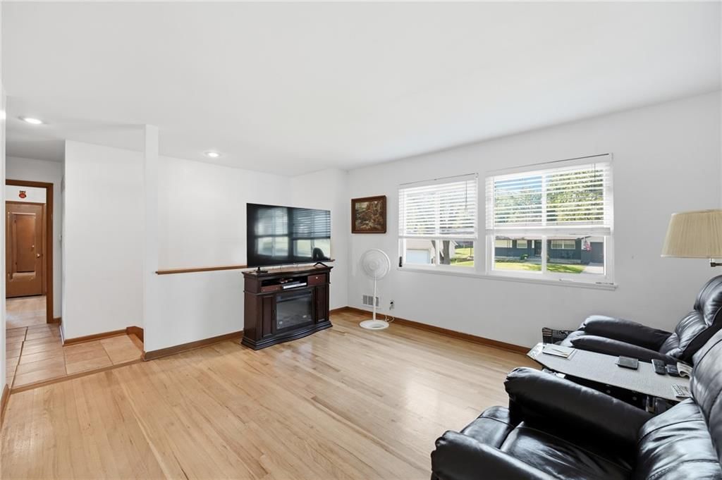 Photo 10 of 45 - 1700 NE 67th Place, Gladstone, MO 64118
