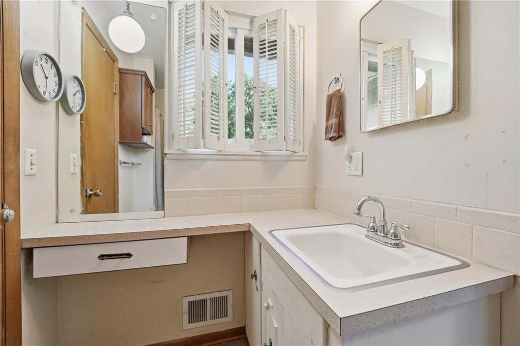Photo 26 of 45 - 1700 NE 67th Place, Gladstone, MO 64118