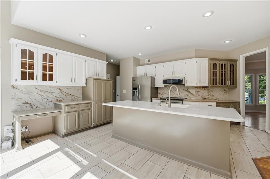 Photo 19 of 72 - 9409 W 131st Street, Overland Park, KS 66213