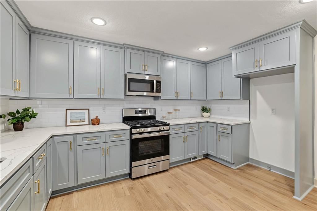Photo 11 of 26 - 5540 Lafayette Avenue, Kansas City, KS 66104