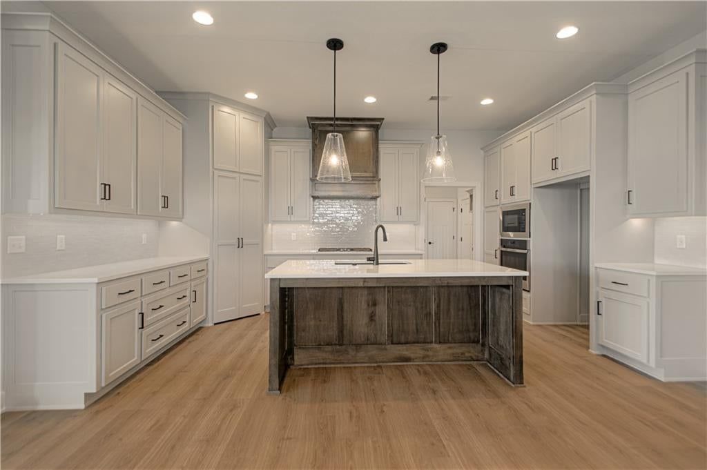 Photo 15 of 48 - 1833 SW Arbor Park Drive, Lee's Summit, MO 64082