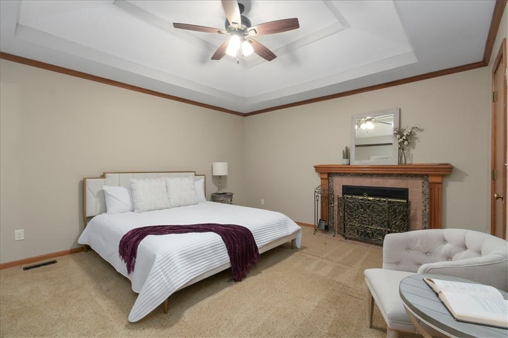 Tray ceiling and carpet at 1628 NE AUBURN Drive, Lee's Summit, MO 64086