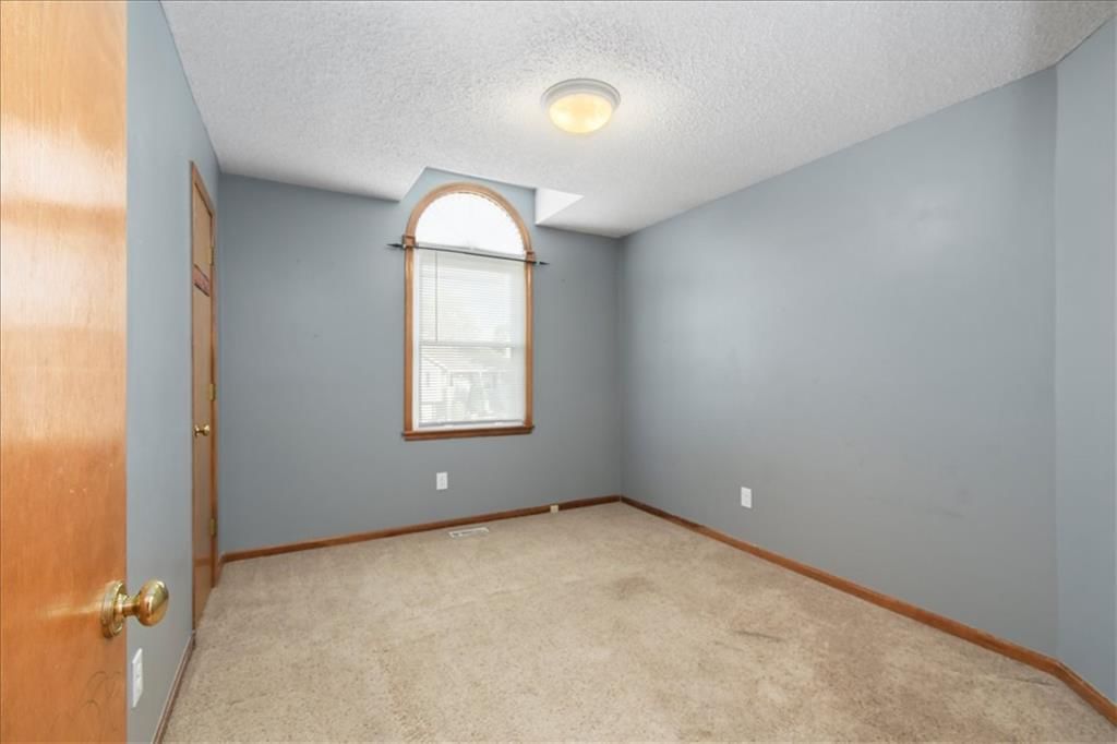 Photo 23 of 37 - 1628 NE AUBURN Drive, Lee's Summit, MO 64086