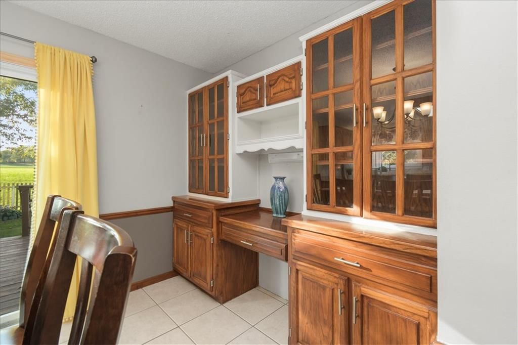 Photo 10 of 37 - 1628 NE AUBURN Drive, Lee's Summit, MO 64086