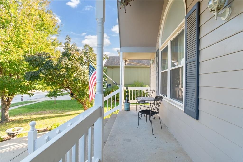 Photo 4 of 37 - 1628 NE AUBURN Drive, Lee's Summit, MO 64086