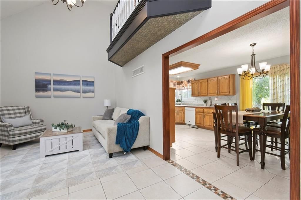 Photo 8 of 37 - 1628 NE AUBURN Drive, Lee's Summit, MO 64086