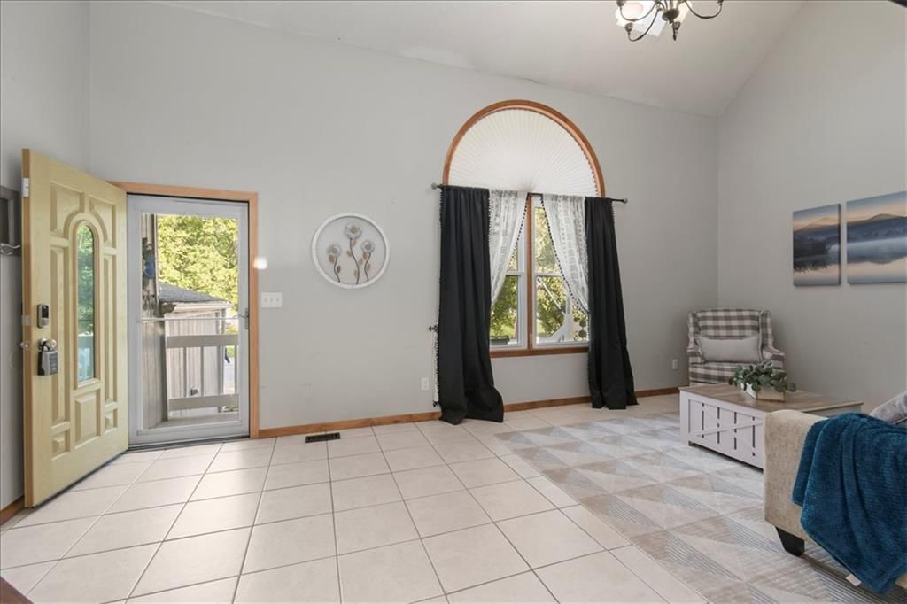 Photo 7 of 37 - 1628 NE AUBURN Drive, Lee's Summit, MO 64086